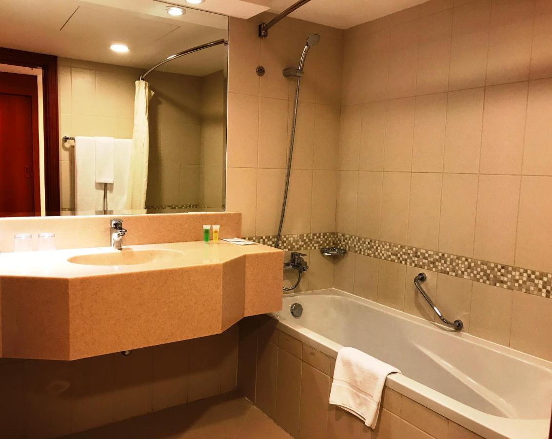 Copthorne Airport Hotel Dubai Exteriör bild